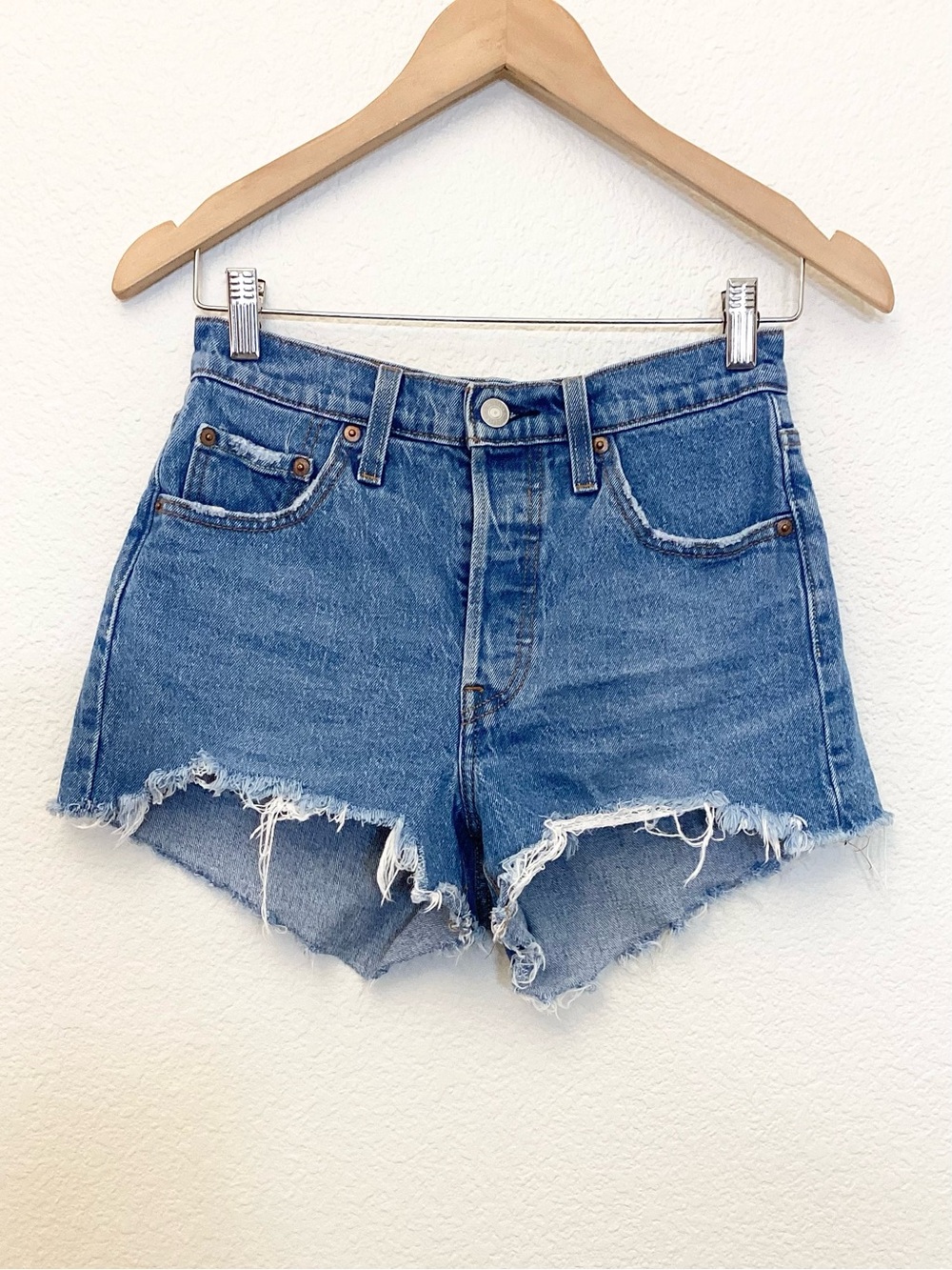 Levi’s 501 W25 (US 0/1) Denim Women’s Shorts High Rise Distressed 56327-0251 - Picture 3 of 14